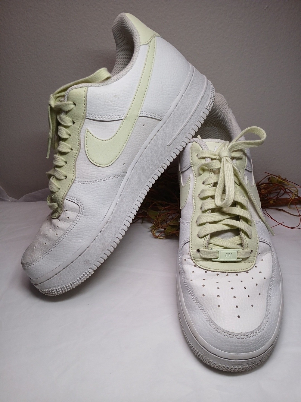 Nike Air Force 1 Women’s Sz 11 Athletic Sneakers in White and Light Green